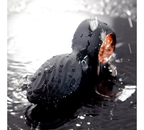 Черная анальная пробка с вибрацией, вращением и пультом ДУ