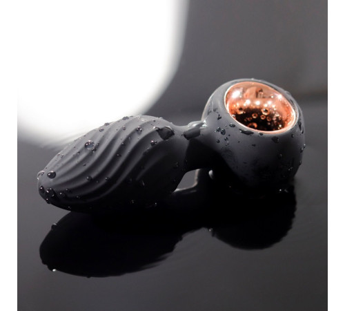 Черная анальная пробка с вибрацией, вращением и пультом ДУ