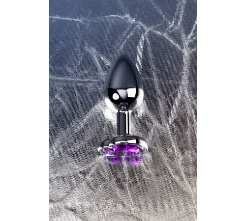 Серебристая коническая анальная пробка с фиолетовым кристаллом-сердечком - 7 см.