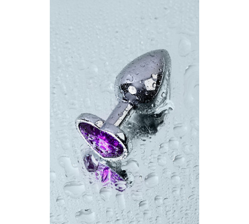 Серебристая коническая анальная пробка с фиолетовым кристаллом-сердечком - 7 см.