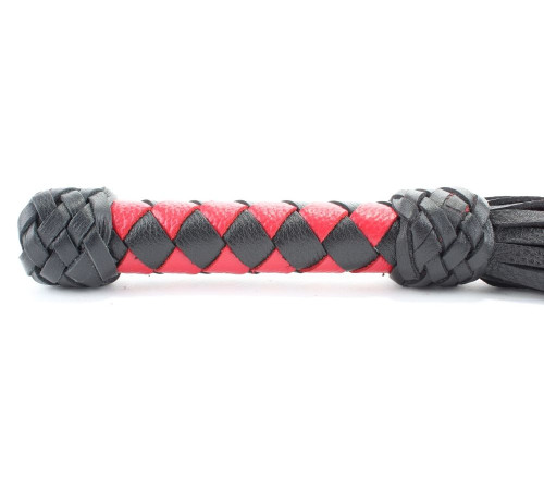 Черно-красная плеть с плетеной ручкой с ромбовидным узором - 45 см.