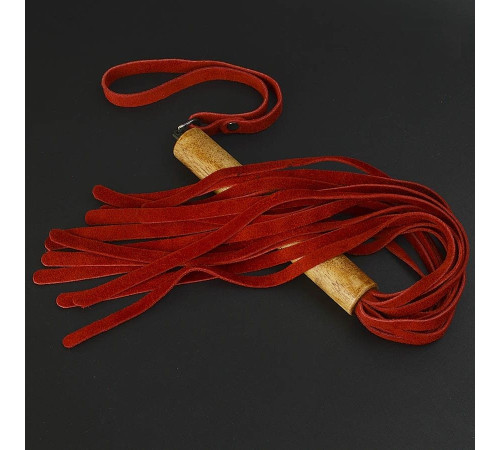 Красная велюровая плеть с деревянной рукоятью - 44 см.