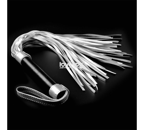 Серебристая плетка Struggle My Flogger с черной ручкой - 45 см. Серебристая плетка Struggle My Flogger с черной ручкой - 45 см.