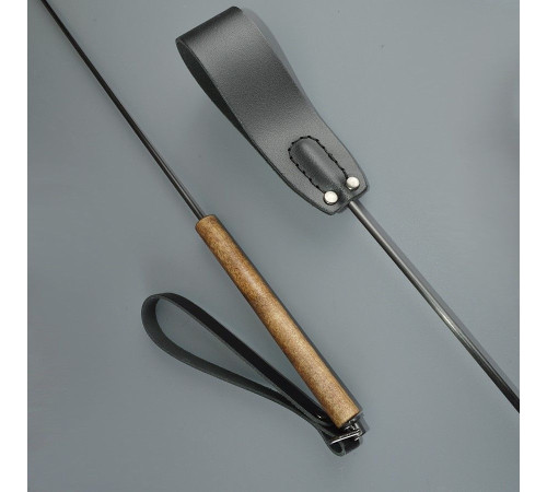 Черный кожаный стек с деревянной рукоятью - 69 см.