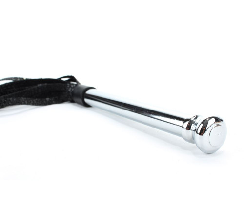 Черная плетка с металлической ручкой - 43 см.