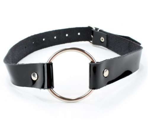 Кляп-кольцо на чёрных лаковых ремешках