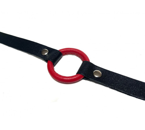 Красный кляп-кольцо на черных кожаных ремешках
