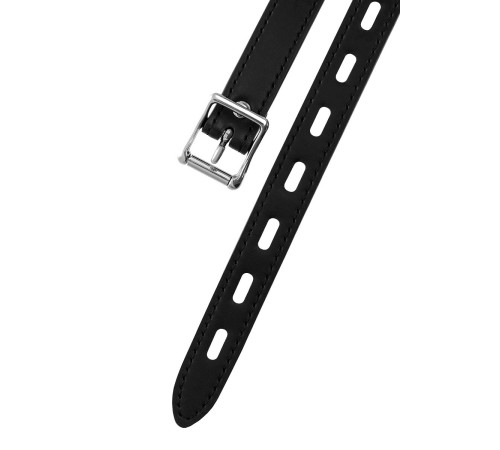 Красный кляп-шар на черных ремешках