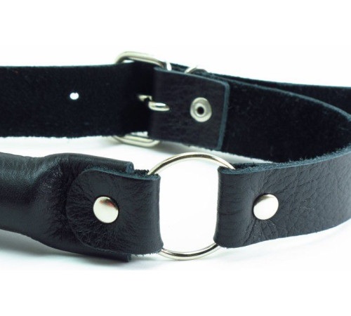 Черный кожаный кляп-трензель на кольцах