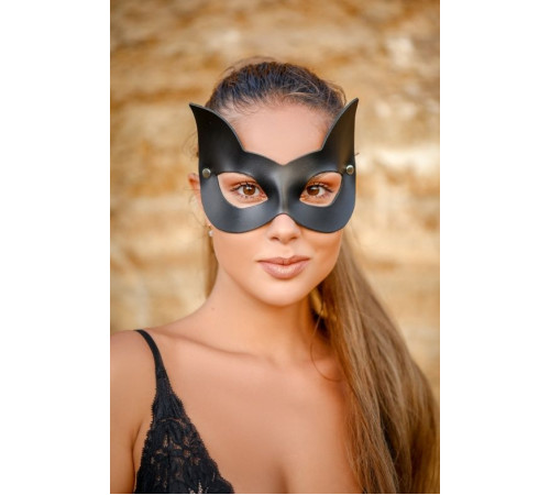 Черная кожаная маска с прорезями для глаз и ушками