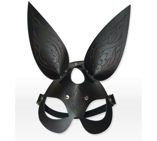 Чёрная кожаная маска с длинными ушками и эффектом тату