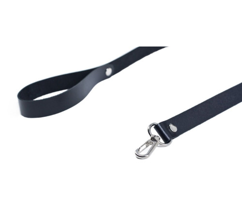 Черный кожаный поводок с карабином