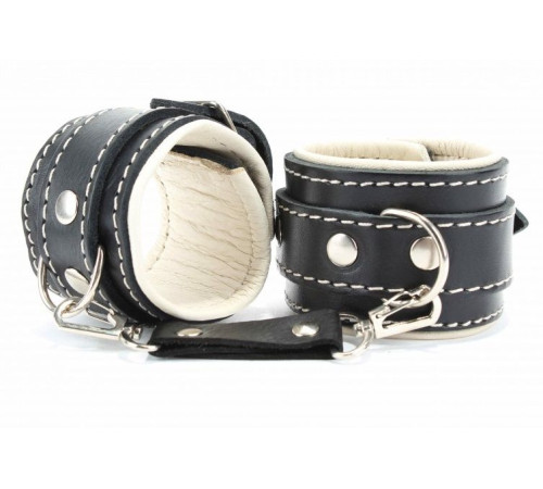 Черные наручники с бежевым подкладом