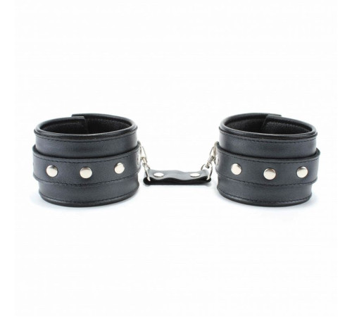 Черные кожаные наручники с металлическими клепками