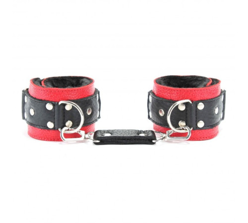 Красно-чёрные кожаные наручники с меховым подкладом