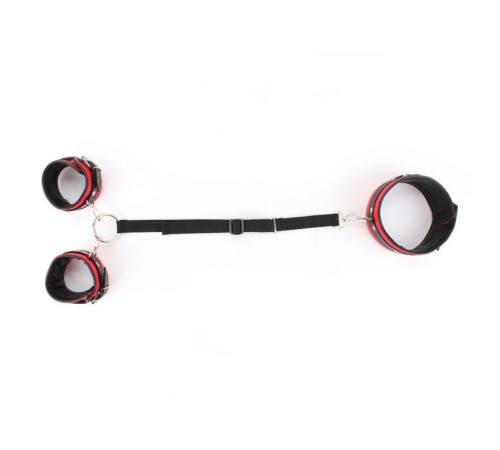 Красно-черная фиксация из перфорированной кожи