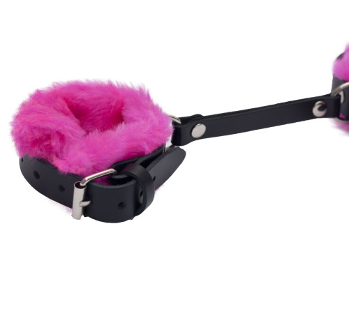 Черные базовые наручники из кожи с розовой опушкой