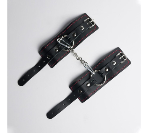 Черные кожаные наручники с красной строчкой