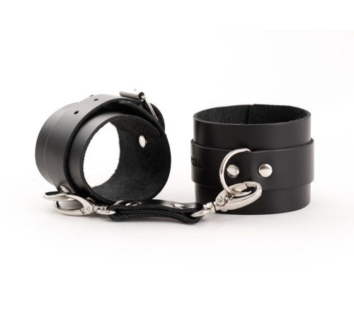 Черные кожаные наручники со сцепкой