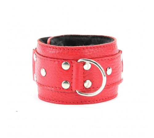 Красные кожаные наручники с меховым подкладом