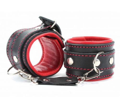 Черные наручники с красным подкладом