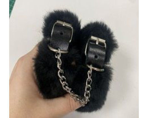 Заказать Черные наручники на цепи с меховой опушкой