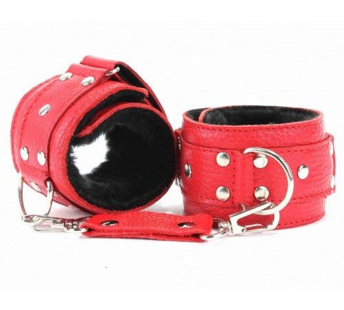 Красные кожаные наручники с меховым подкладом