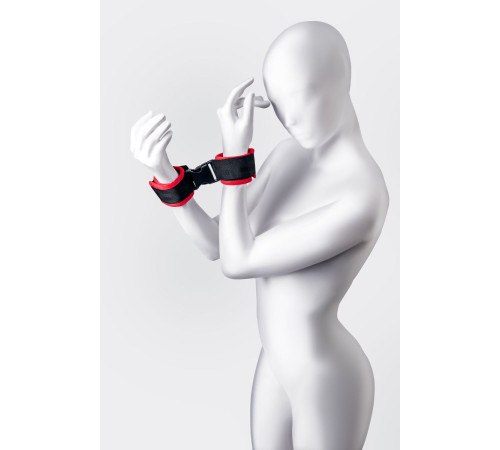 Красно-черные велюровые наручники Anonymo