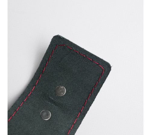 Черные кожаные наручники с красной строчкой