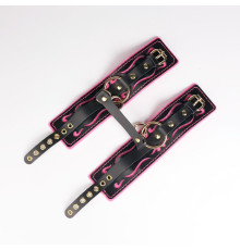 Черные кожаные оковы с розовой строчкой