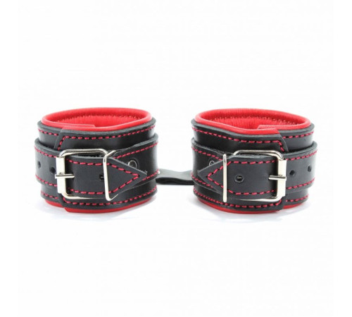 Черные наручники с красным подкладом