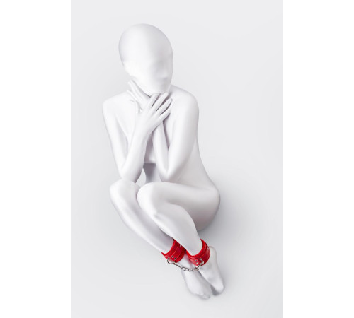 Красные оковы Anonymo из искусственной кожи