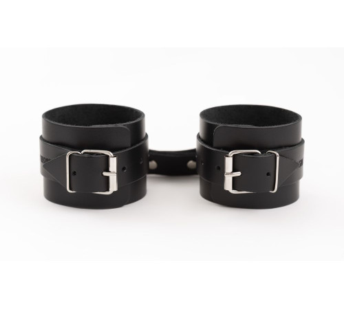 Черные кожаные наручники со сцепкой