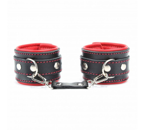 Черные наручники с красным подкладом