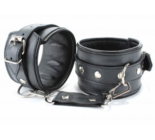 Черные кожаные наручники с металлическими клепками