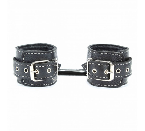 Чёрные кожаные наручники с крупной строчкой