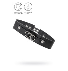 Черный чокер-ошейник со связанными кольцами на подложке