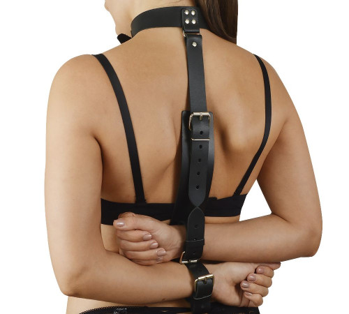 Черная кожаная фиксация рук за спиной  Новичок
