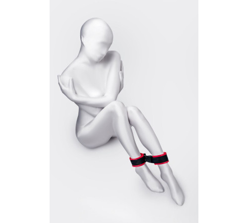 Красно-черные велюровые оковы Anonymo