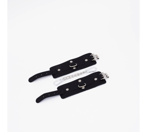 Черные кожаные наручники с хромированной фурнитурой