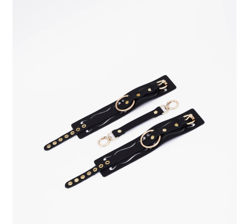 Черные кожаные оковы с золотистой фурнитурой