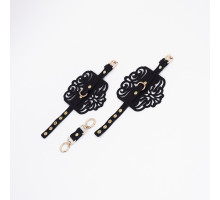 Черные фигурные наручники с золотистой фурнитурой