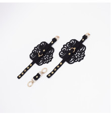 Черные фигурные наручники с золотистой фурнитурой