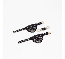 Черные кожаные наручники с клепками, кольцами и золотистой фурнитурой