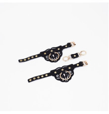 Черные кожаные наручники с клепками, кольцами и золотистой фурнитурой