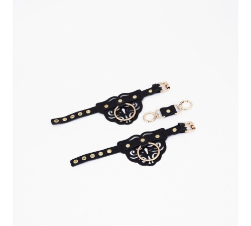 Черные кожаные наручники с клепками, кольцами и золотистой фурнитурой
