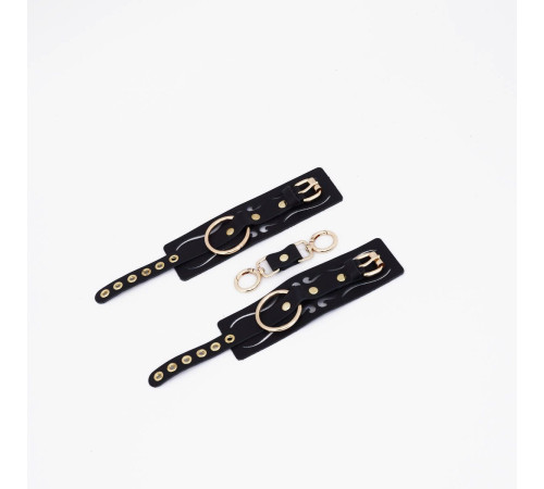Черные кожаные наручники с золотистой фурнитурой