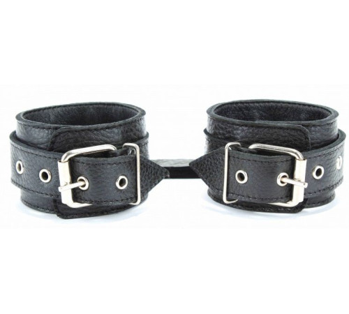 Черные кожаные наручники с пряжкой