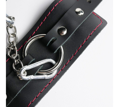 Черные кожаные наручники с красной строчкой
