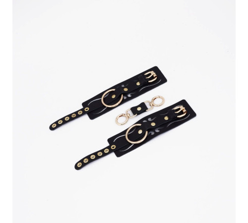 Черные кожаные наручники с золотистой фурнитурой